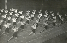 604091 Afbeelding van de demonstratieoefening ritmische gymnastiek in de grote zaal van Gebouw Tivoli ((Kruisstraat 1) ...